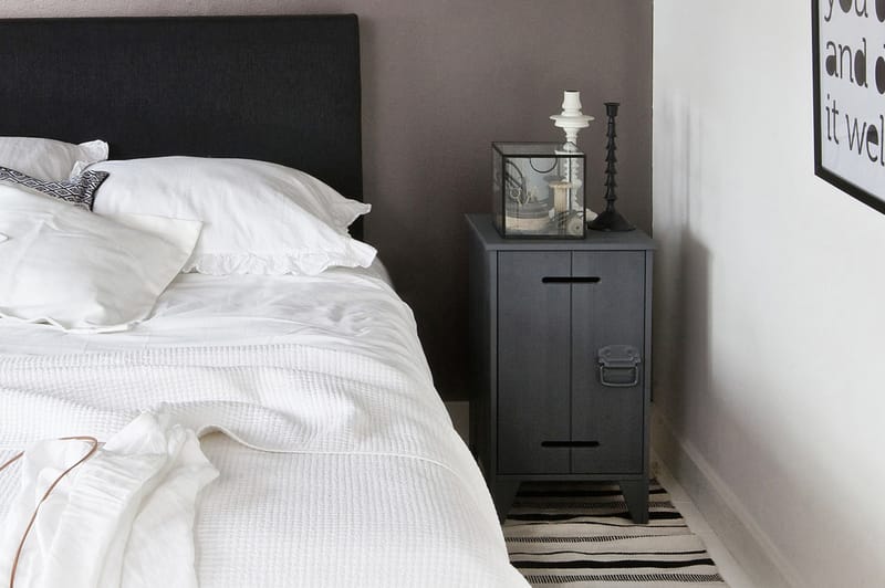 Gottlob Sängbord 63 cm - Stålgrå Tall - Alla Möbler - Bord - Sängbord & nattduksbord
